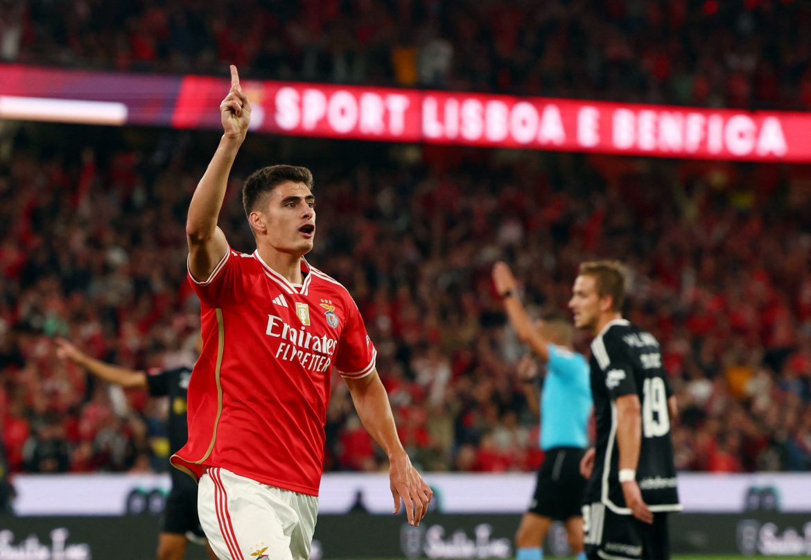 Benfica ready to sell £26k-p/w star who Man Utd scout nearly every week